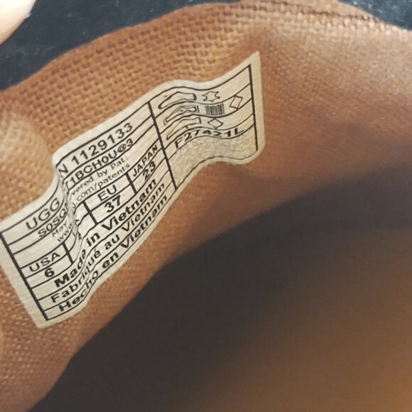 NWOB UGG slip-on shoes - Picture 7 of 8